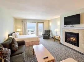 Fireplace Suite With King Bed and Full Kitchen - Pool and Hot Tub Access