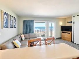 King Suite - Oceanfront Balcony & Central Location - Pool & Hot Tub