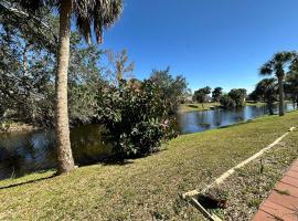 Furnished canal private home, ξενοδοχείο σε Port Charlotte