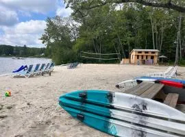 Waterfront cottage with hot tub & private beach in Muskokas