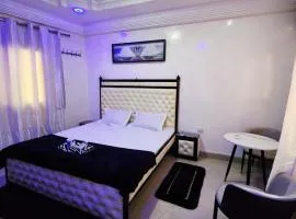 Chambre Meublé avec Toillette intérieure chauffe eau Wi-Fi Smart Tv
