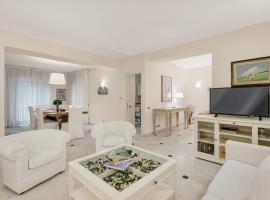 GOLDEN LUXE - Classic 3 Suites sul mare Marmo di Carrara design，位于马里纳-迪-皮特拉桑塔的酒店