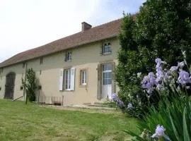 Maison de Campagne avec Jardin Clos, Wi-Fi, Animaux Acceptés et Proche Station Thermale Néris les Bains - FR-1-489-272