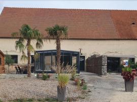 Gîte rénové avec piscine couverte chauffée, spa, climatisation et équipements PMR à Couzon - FR-1-489-483, ξενοδοχείο σε Couzon