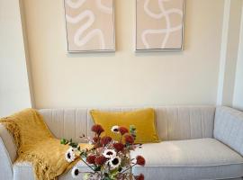 Sea to Sky Studio with Mountain and City Views, ξενοδοχείο στο Βανκούβερ