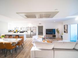 Modern Private Ensuite Room near USC, nhà khách ở Los Angeles