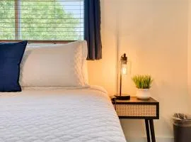 FlightDeck HotTub Fireplace NearAirport FamilyHome