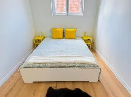 Modern 1BR & 1LR Apartment Next to City Center