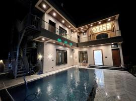 BluSplash Private Pool Villa, hotell sihtkohas Lakāwās