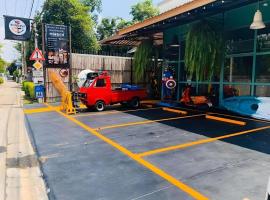 Sunday J Resort & Restaurant, hotel di Si Racha