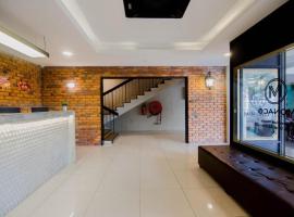 Monaco Boutique Hotel Sadong Jaya, hotel in Kampong Sembulan