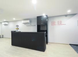 Townhouse Noida Sector 71 Near ISKCON Temple Noida, hotel v destinaci Indirapuram