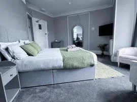 Thornleigh Guest House - Free ON STREET Parking
