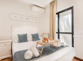 GOLDEN LUXE - Seafront Terrace next to the Beach，位于马里纳-迪-皮特拉桑塔的酒店