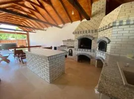 Casa Sub Dumbravă