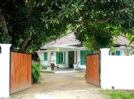 Lazy Monkey Surfhostel - Sri Lanka, hostel em Hiriketiya