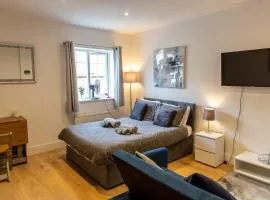 New! Central & Cosy with Smart TV, Book Your Stay!