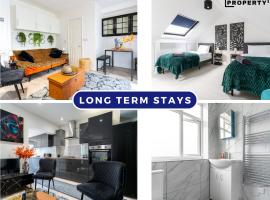 NEW Contractors House 6 Bedrooms Parking 10 Guests, hotel em Romford