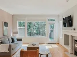 Blueground Issaquah balcony wd parking SEA-759