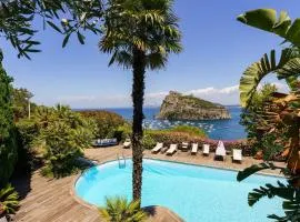 Villa Massimo Cartaromana with wide pool and view on the Castle