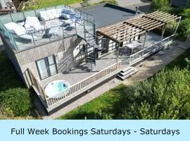 The Black Barnacle Luxury Holiday Home with Roof Top Terrace & Hot Tub