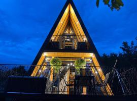 A-Frame Luxury House With Hot Tub, hotel a Nova Bila