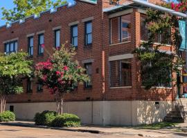 Historic Upscale Loft in Downtown Vicksburg!，位于维克斯堡的酒店