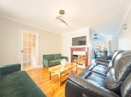 House - sleeps 7 private garden & parking, hotell sihtkohas Basildon
