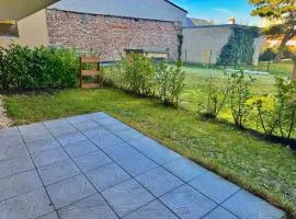 Modern Apartment Garden with 5 Single Beds