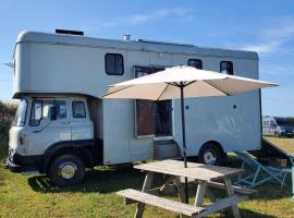 Monroe Horsebox Glamping, campamento en Porthleven