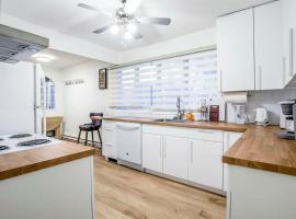 Stylish 6-BR House close to DT with free parking, khách sạn ở Brossard