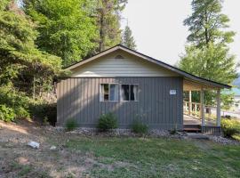 Wilderness West Resort Cabin 3, hotel en Colville