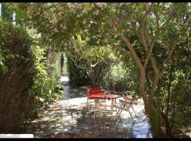 T3 vue jardin à deux pas du centre du village, ξενοδοχείο σε Porquerolles