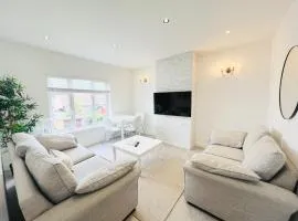 Bright 2-bed Flat - 1 Min To Enfield Lock Station!