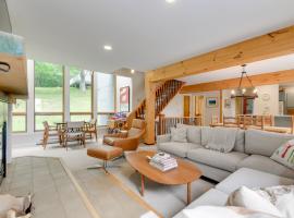 Ski-InandSki-Out Sugarbush Retreat with Indoor Hot Tub, Cottage in Warren