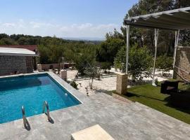 Chalet de lujo para 8 con piscina y barbacoa、Masía Aldamarのシャレー