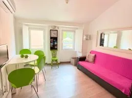 Apartamento com escada e pátio, em frente praia