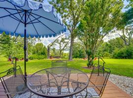 Yard w/ Lake View: Home Near Table Rock Lake!، فندق في Golden
