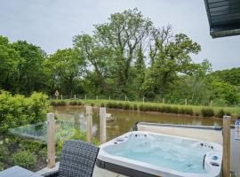 Lilac Lodge, 22 Roadford Lake Lodges, hotel in Lifton