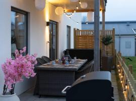 Bright Ground Floor Corner Home with Cozy Outdoor, hotel v destinaci Båstad