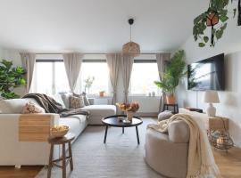 Spacious Home with Workspace and Cozy Balcony, m&ouml;kki kohteessa B&aring;stad