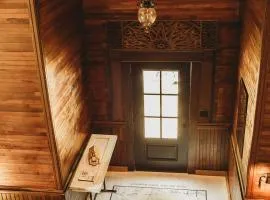 Corton Lodge on the Elk River - Bell Tower Suite