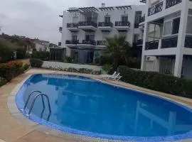 Vue Mer & Sérénité, Appartement Chic avec Piscine à Dar Bouazza