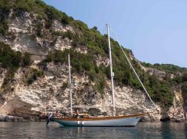 Nereid, thuyền ở Nis&iacute;da &Aacute;gios Nik&oacute;laos