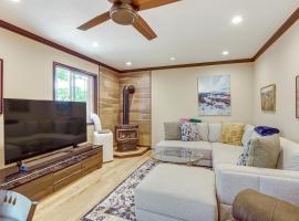 Pet-Friendly Retreat with Fenced Yard in Aurora、オーロラのホテル