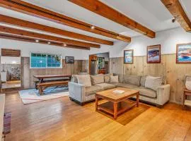 Tahoe City Gem Pet Friendly Yard Walk to Beach