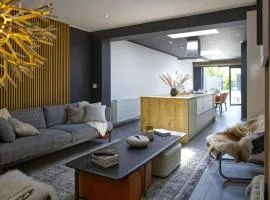 Maison 4 chambres entièrement rénovée, literie, terrasse & parking gratuit à Nieuwpoort-Stad by La Conciergerie