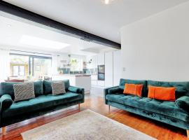 Beautiful 5 bed house, relaxing garden and driveway parking 10 min to the beach, khách sạn ở Southend-on-Sea