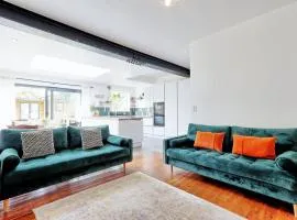 Beautiful 5 bed house, relaxing garden and driveway parking 10 min to the beach