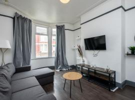 4BR Home in Great Location close to Transport, hotel in Liverpool